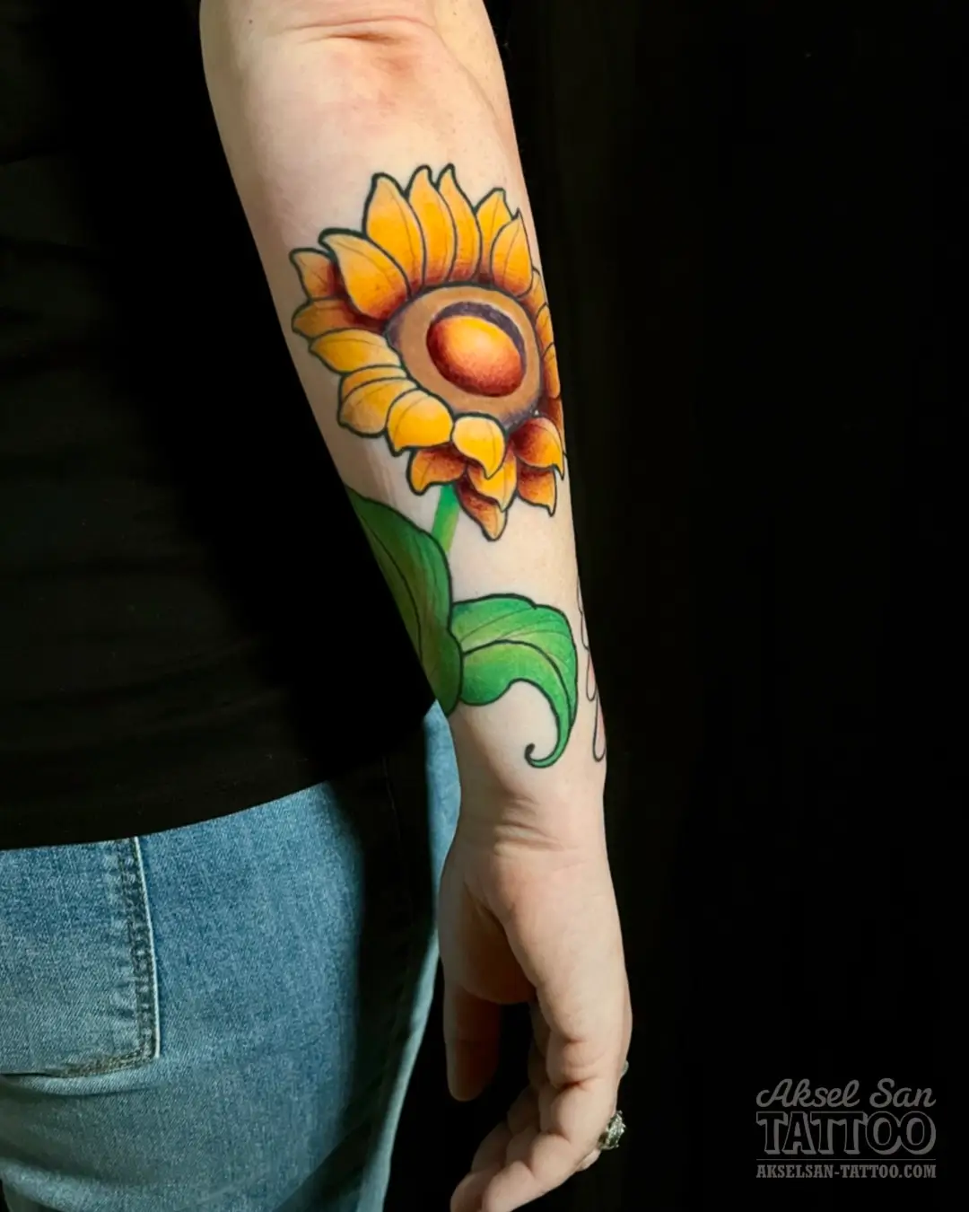 Tatouage new school réalisé par Aksel San à Strasbourg — Fleurs colorées sur le bras