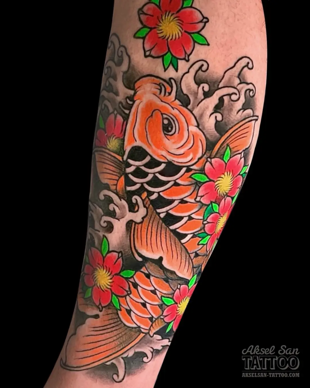 Tatouage japonais réalisé par Aksel San à Strasbourg — Carpe Koï et sakura