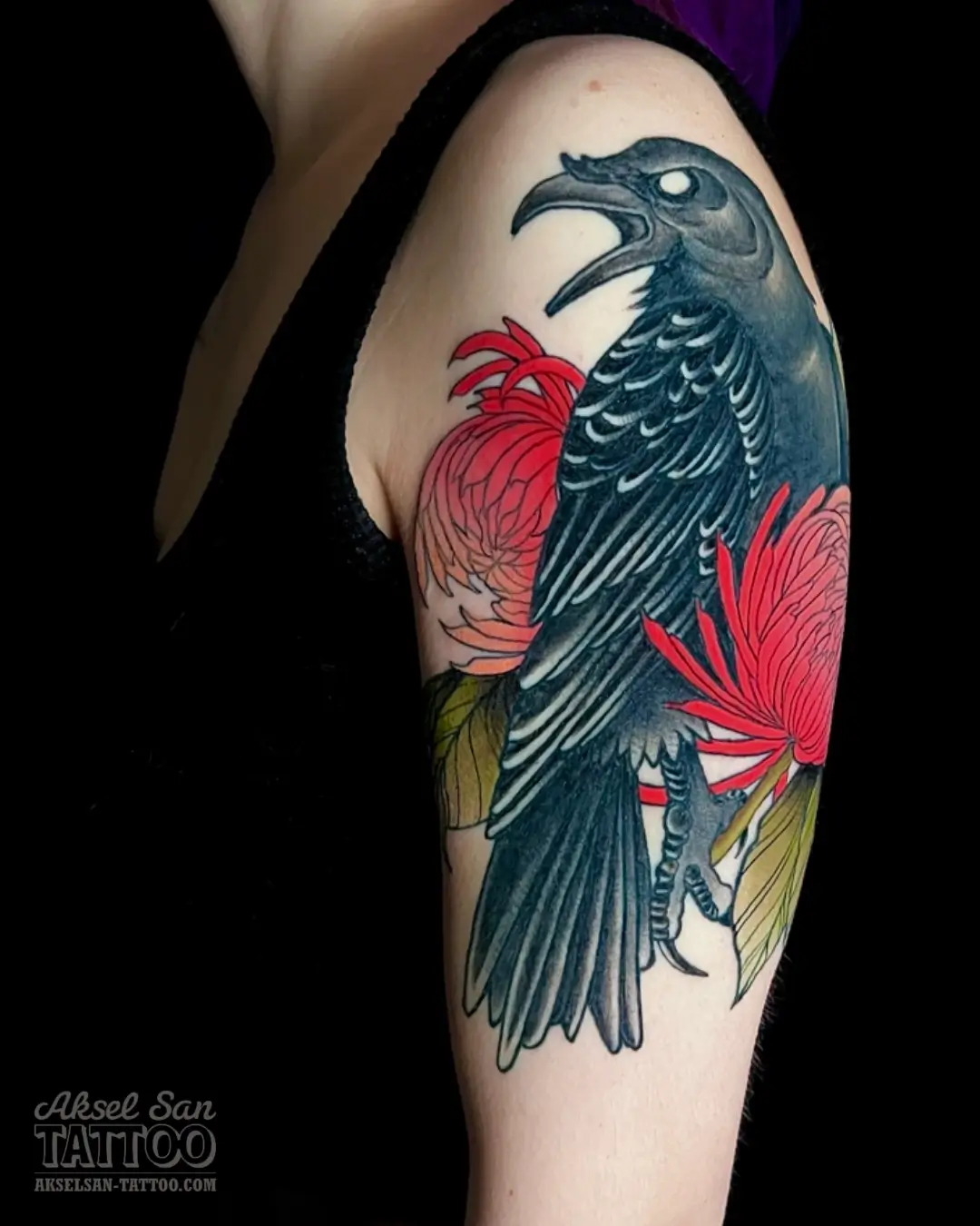 Tatouage couleurs réalisé par Aksel San à Strasbourg — Corbeau et chrysanthèmes