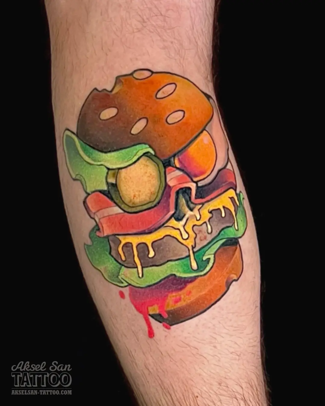 Tatouage couleurs réalisé par Aksel San à Strasbourg — Hamburger crâne pop culture