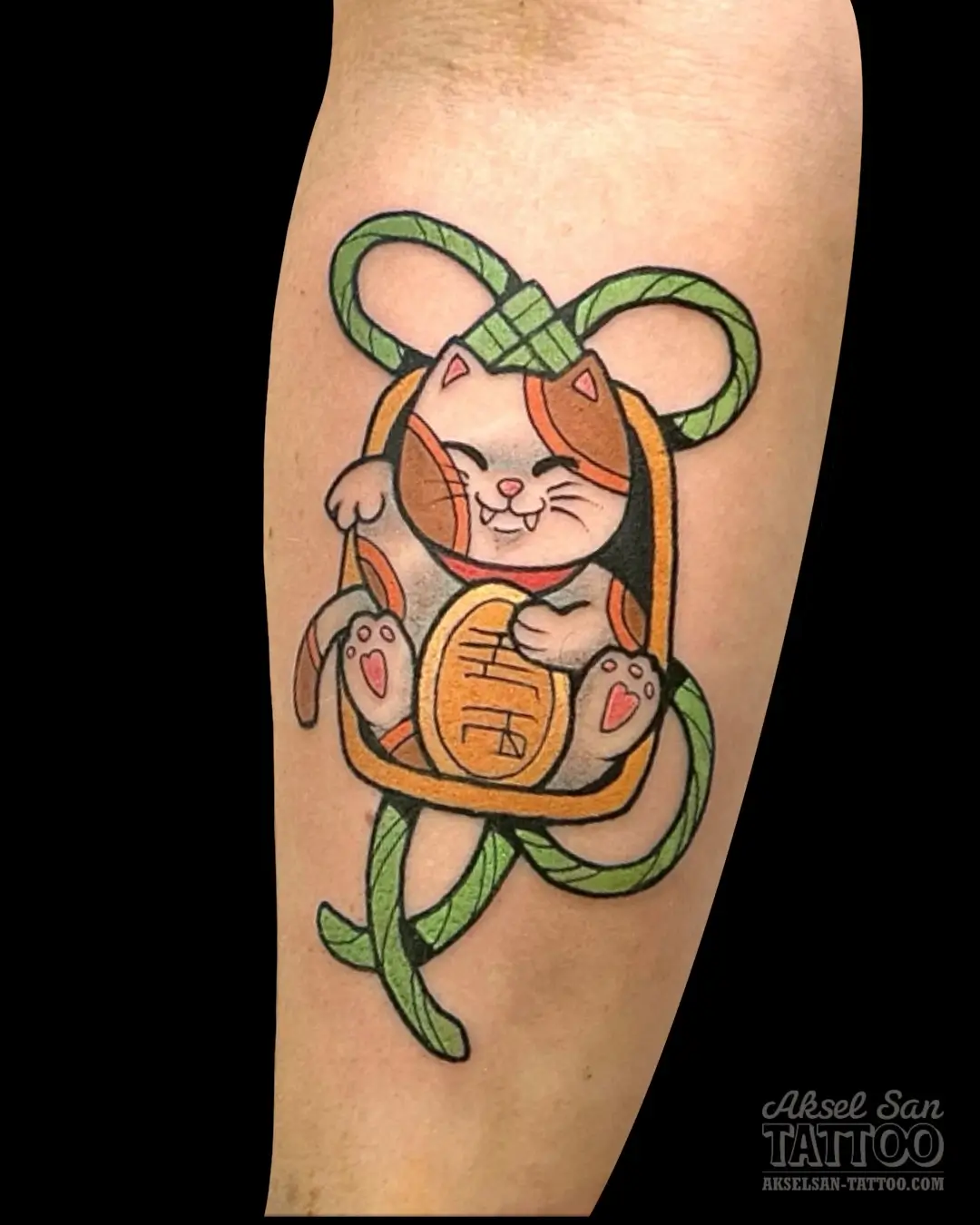 Tatouage japonais réalisé par Aksel San à Strasbourg — Maneki Neko chat porte-bonheur