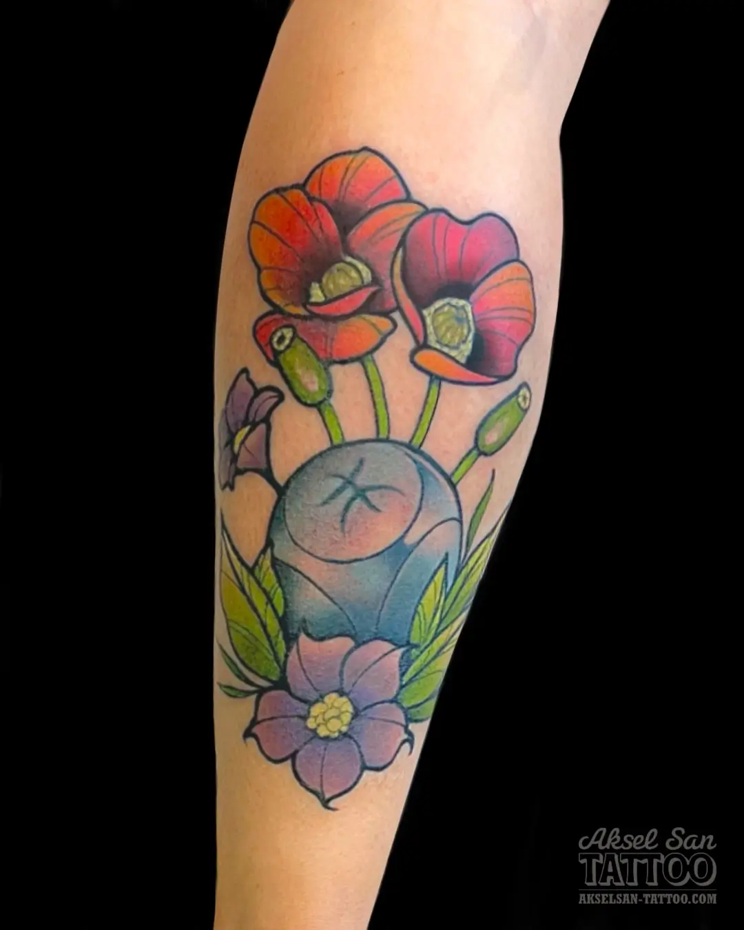 Tatouage couleurs réalisé par Aksel San à Strasbourg — Fleurs et boule de pétanque