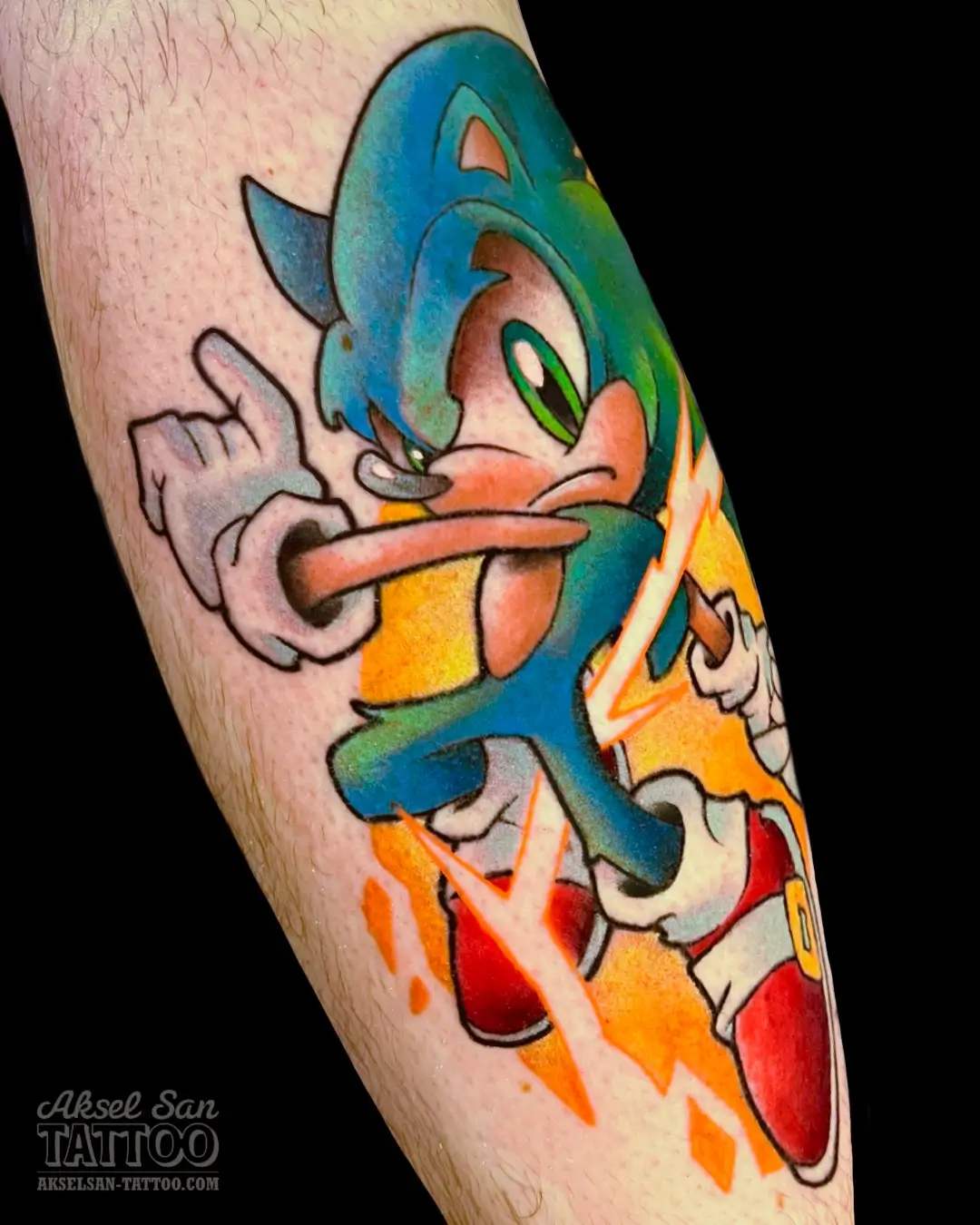 Tatouage pop culture réalisé par Aksel San à Strasbourg — Sonic le hérisson jeux vidéo