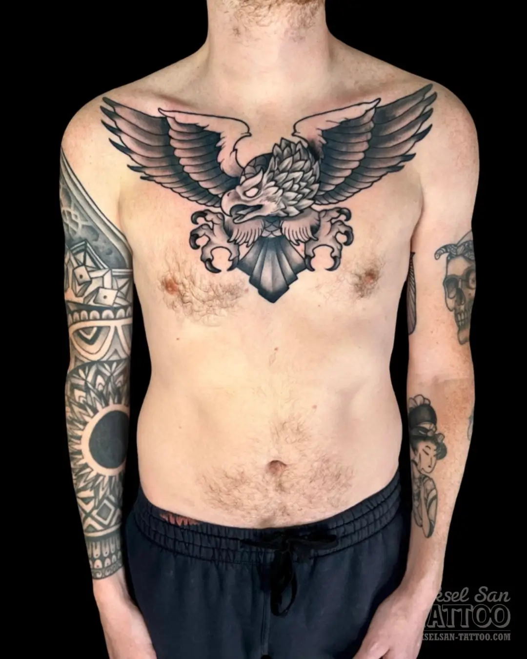 Tatouage noir et gris réalisé par Aksel San — Aigle traditionnel Américain