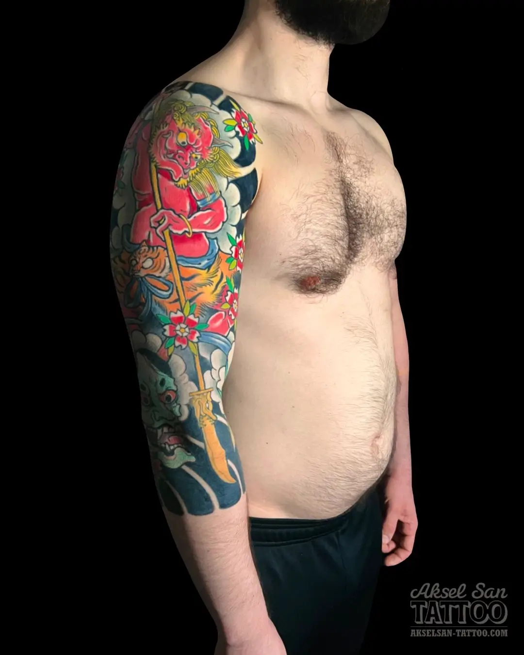 Tatouage japonais réalisé par Aksel San à Strasbourg — Masque Oni sur le bras