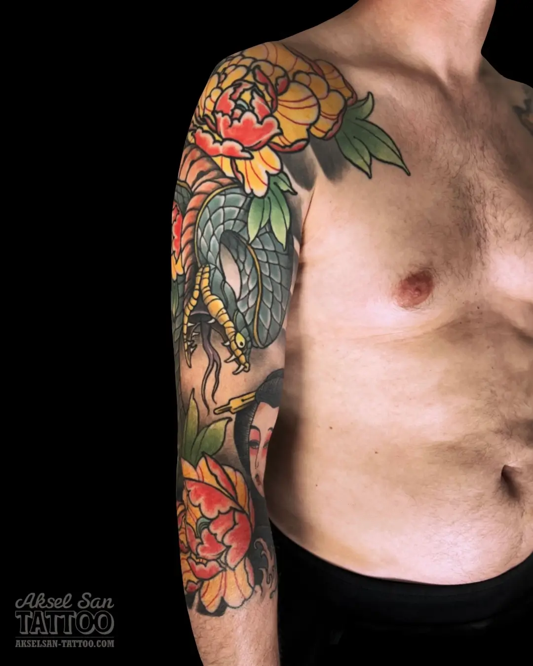Tatouage japonais réalisé par Aksel San à Strasbourg — Serpent Hebi et pivoine