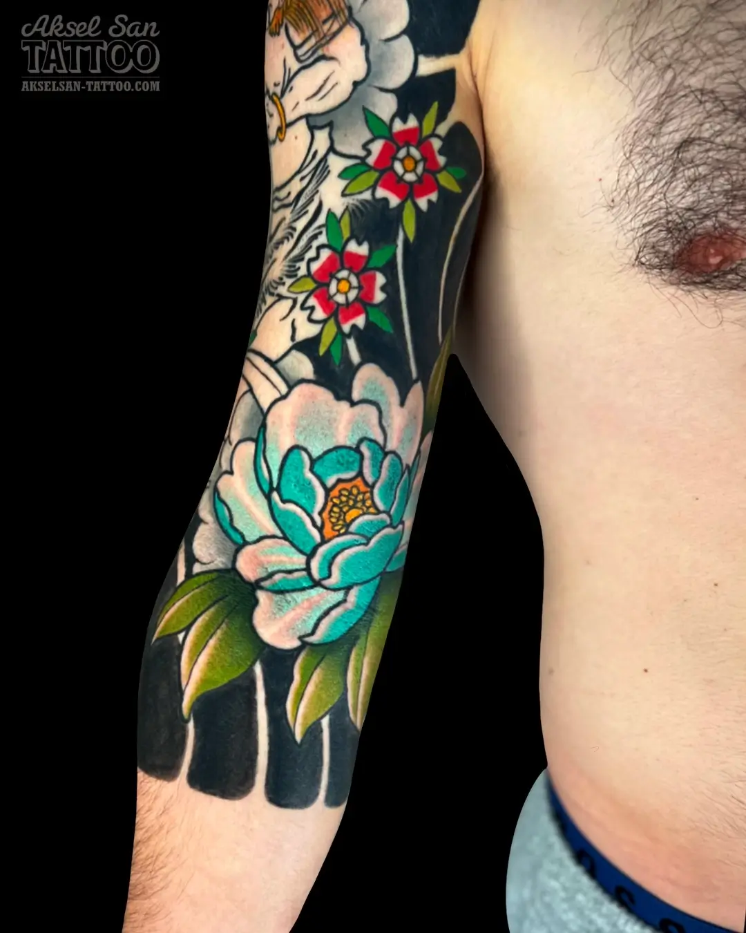 Tatouage japonais réalisé par Aksel San à Strasbourg — Pivoine et sakura